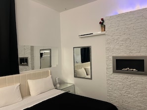 Cortinas blackout, tabla de planchar con plancha, cunas y wifi gratis 