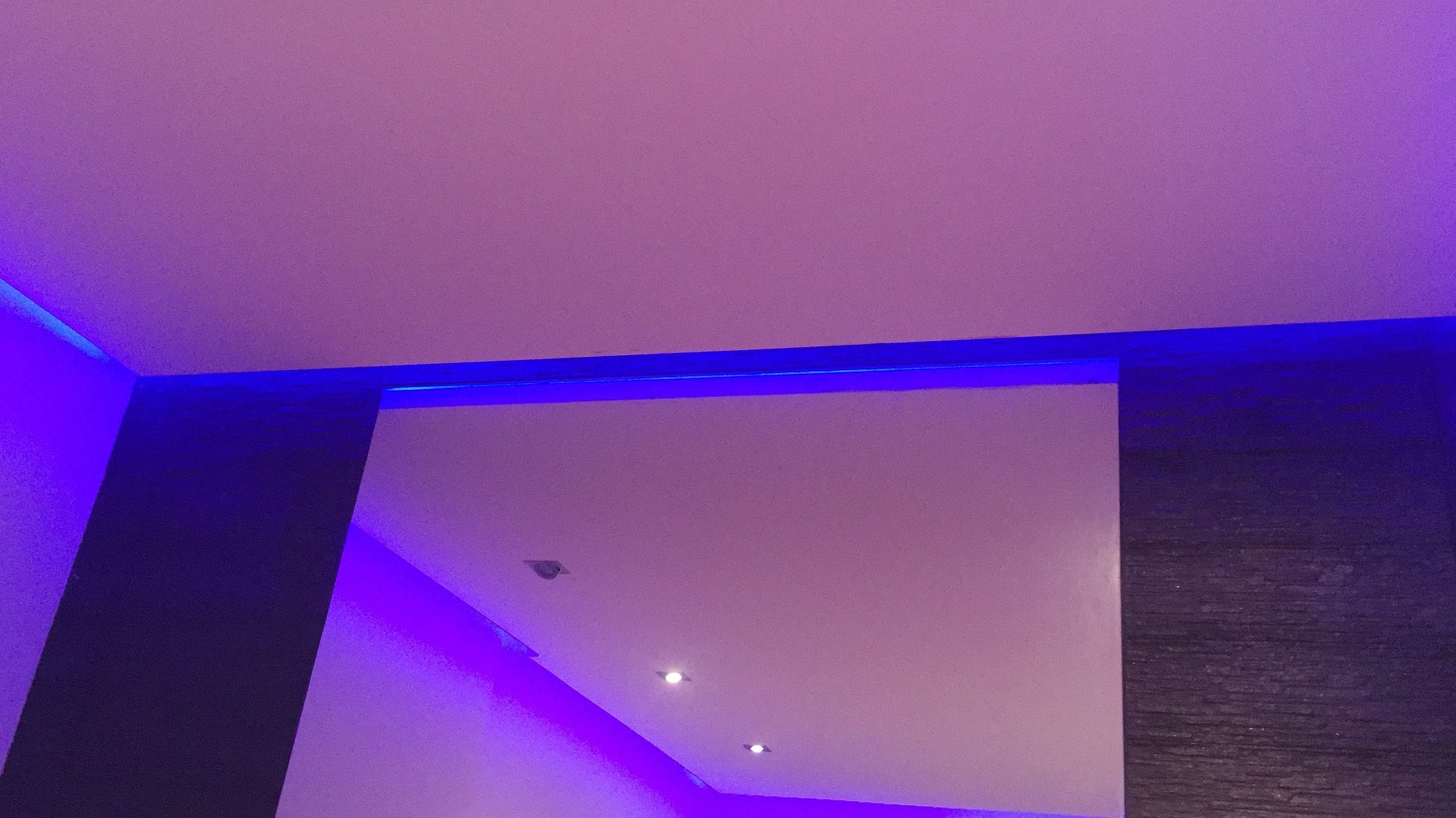 Ein Zimmer mit schrägem Dach und einer sichtbaren Leuchte.