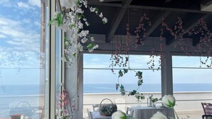 A terrace with tables and chairs, overlooking the sea. - Palese Profumo di Mare (Bari)