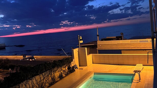 A swimming pool with a view of the ocean and a sunset. - Palese Profumo di Mare (Bari)