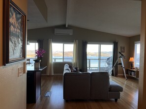 Älytelevisio, takka, DVD-soitin, musiikkikirjasto