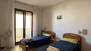 3 Schlafzimmer, Schreibtisch, Bügeleisen/Bügelbrett, Reisekinderbett