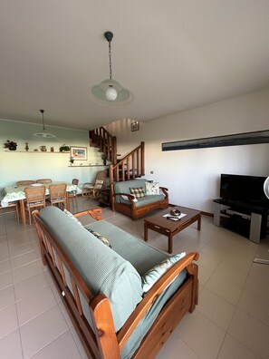 Tv, dvd-spelare, böcker och en stereo