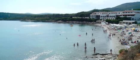 Una spiaggia nelle vicinanze