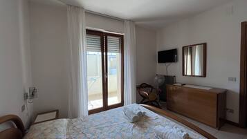 3 habitaciones, escritorio y tabla de planchar con plancha