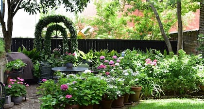 Charming Kitchen House with Beautiful Garden