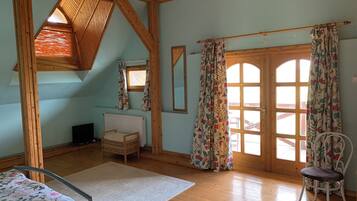 5 bedrooms, iron/ironing board, free WiFi, bed sheets