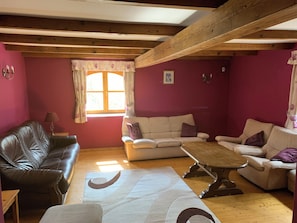 Tv, eldstad, dvd-spelare och bordsfotboll