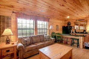 Smart TV, fireplace, DVD player - 5 Star Seclusion w/Panoramic Mtn Views! 5 Kings! Hot Tub & Swimming Pool Access! (Sevierville)