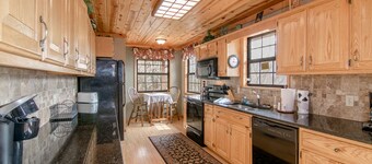 Rated A+ Clean, Comfortable Central - Mtn Views & Secluded. Special PPP Pricing!