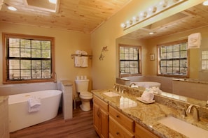 Combined shower/tub, jetted tub, hair dryer, towels - 5 Star Seclusion w/Panoramic Mtn Views! 5 Kings! Hot Tub & Swimming Pool Access! (Sevierville)