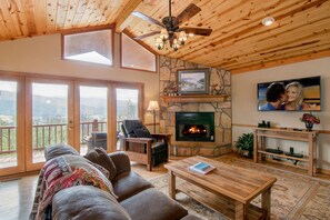 Smart TV, fireplace, DVD player - 5 Star Seclusion w/Panoramic Mtn Views! 5 Kings! Hot Tub & Swimming Pool Access! (Sevierville)