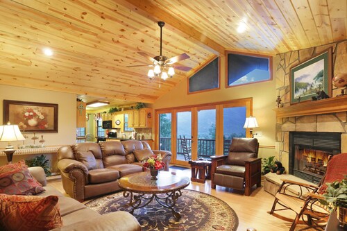 Koe 'Oh My' Mtn Views! Eristäytynyt, Uima-allas pääsy, Pelihuone, WiFi, Tuli