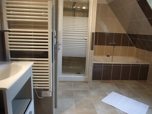 Combined shower/bathtub, hair dryer - Luxury house 10-12pers. Normandy coast, sea 10 minutes, 2 hours Paris, countryside, sauna, (danestal)