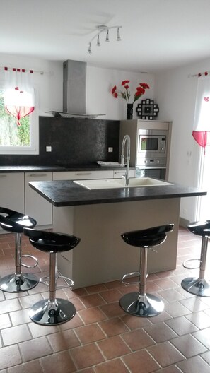 ثلاجة، ميكروويف، فرن، موقد طهي مسطح