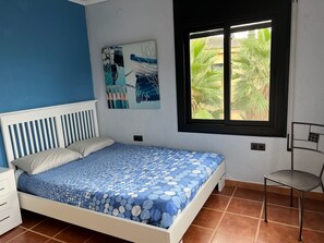 3 quartos, escrivaninha, ferros/tábuas de passar roupa, berço de viagem