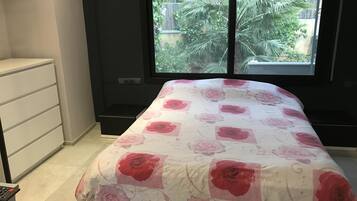 3 slaapkamers, een bureau, een strijkplank/strijkijzer, reisbedje