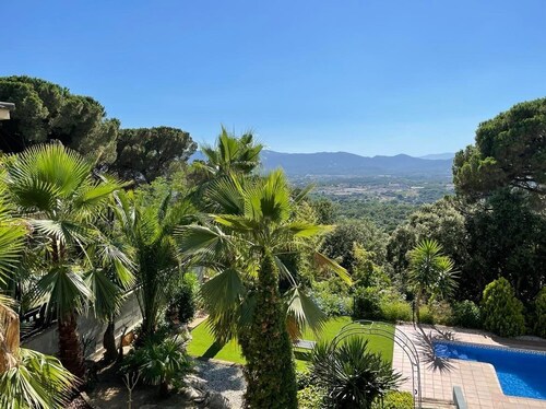  Villa mit Aussicht, großem Garten und privatem Pool.  Das ganze Jahr über zu vermieten.