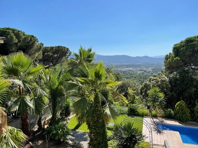 All - in! Villa with view, pool, quiet and private.