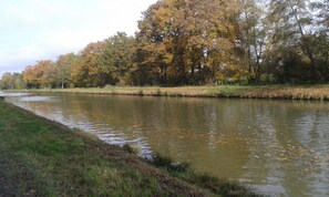 Lake - 18th century farmhouse, in the countryside, sleeps 10, private pool, (Beaulon)