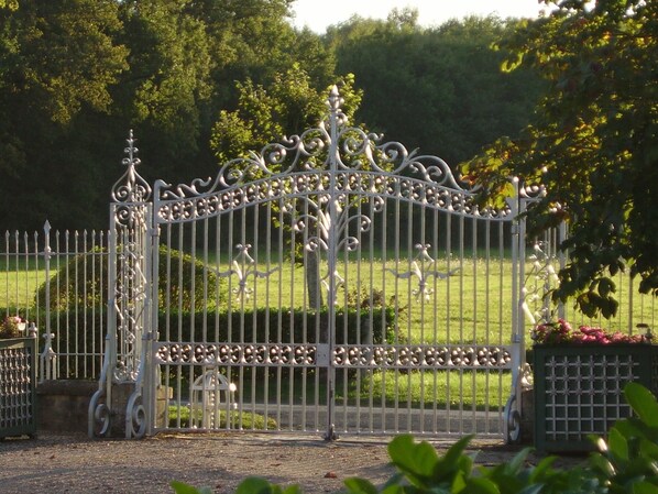 Property grounds - 18th century farmhouse, in the countryside, sleeps 10, private pool, (Beaulon)