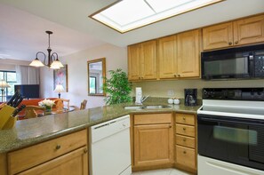 Refrigerador, microondas, placa de cocina, lavavajillas
