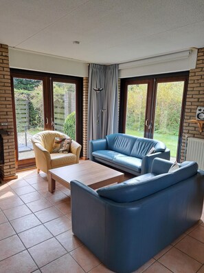 TV, fireplace, stereo - Detached house of 95m2, exclusive on the edge of the park, garden 700m2. (De Cocksdorp)