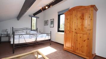 3 makuuhuonetta, silitysrauta/-lauta, vauvan matkasänky, Wi-Fi