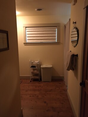 1 slaapkamer, een strijkplank/strijkijzer, gratis wifi, beddengoed