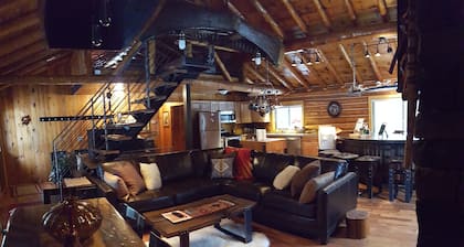 KAUNISTA Hirsimökki Retreat * Ulkoilu * Moottorikelkka * Vaellus * Mönkijä *