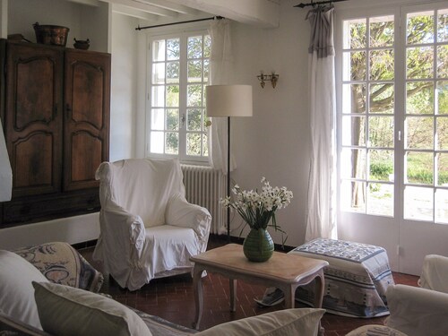 Maison de campagne face au luberon et au village d'Oppède le Vieux