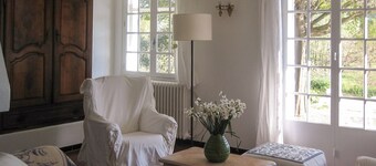 Herregård mot Luberon og landsbyen Oppède Gammel