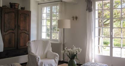 Maison de campagne face au luberon et au village d'OppĂšde le Vieux