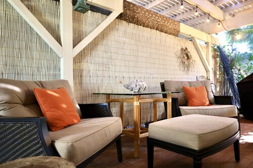 PUAKO 1940's Vintage Beach Cottage - Now with Air Conditioning 