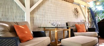 PUAKO 1940's Vintage Beach Cottage - Now with Air Conditioning 