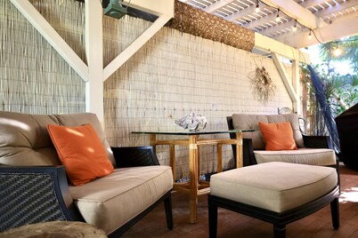 PUAKO 1940's Vintage Beach Cottage - Now with Air Conditioning