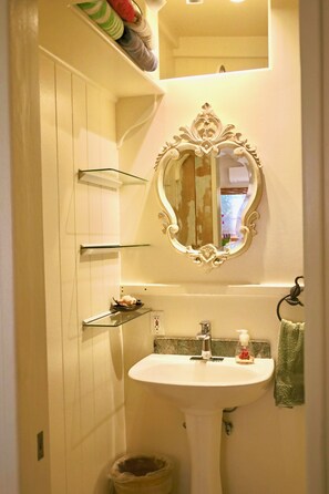 Douche, sèche-cheveux, serviettes fournies, savon