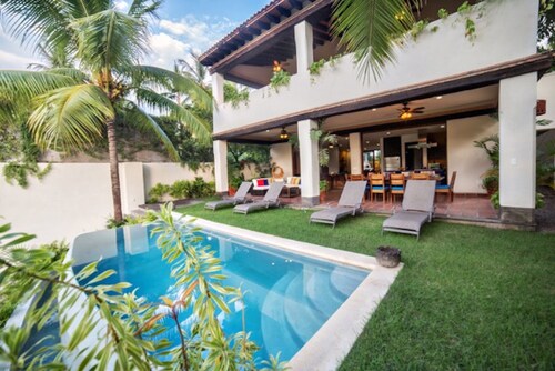 Modern Villa, Beautiful Setting, Close to Beach and Town