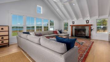 Smart TV, fireplace, stereo