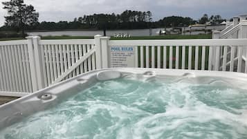 Bañera de hidromasaje al aire libre