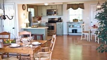 Refrigerador, microondas, lavavajillas y cafetera y tetera