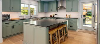 Cedar Point 6.5 Acre Waterfront Family Retreat With Pool And Sandy Beach!