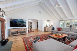 Smart TV, fireplace, stereo