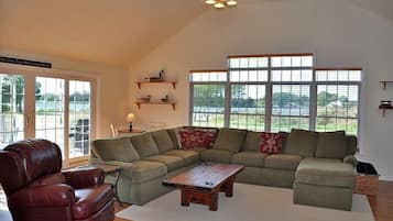 Una Smart TV, una chimenea, un reproductor estéreo