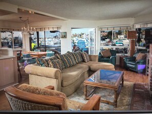 Televisión, chimenea y reproductor de DVD