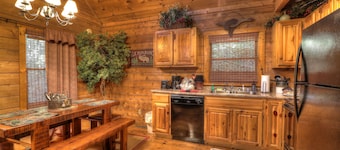 Peaceful Woods #25- Charming & Clean Log Cabin!