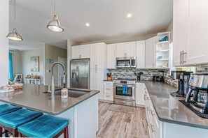 Kjøleskap, mikrobølgeovn, ovn og kokeplater