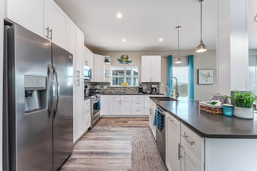 Steps From The Oceanfront! Pool, Pet Friendly, Wifi, king beds! WEEKLY DISCOUNTS