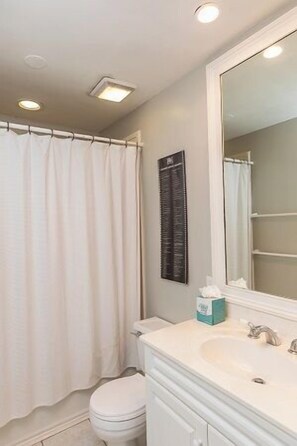 Kombination af bruser/badekar, hårtørrer, håndklæder