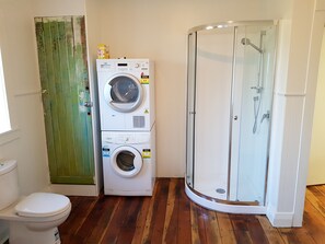 Badewanne, Haartrockner, Handtücher
